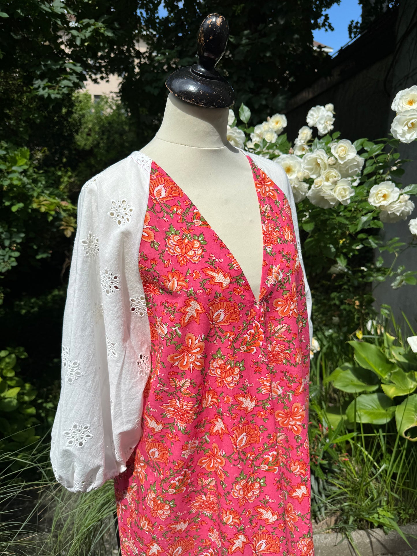 AA Robe en coton fleuri et manches en broderie anglaise