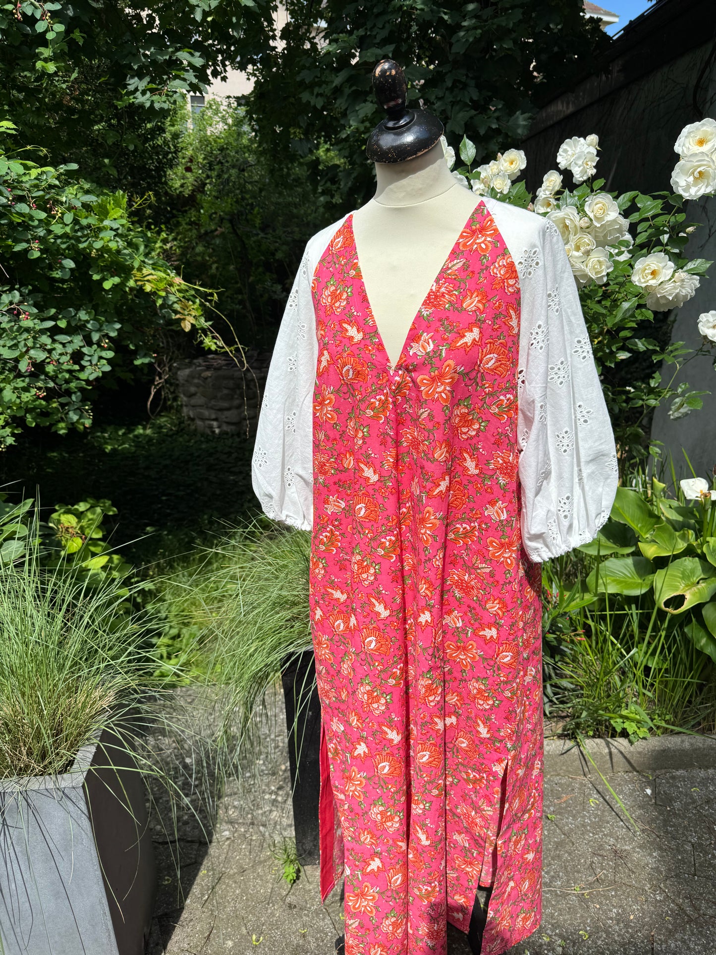 AA Robe en coton fleuri et manches en broderie anglaise