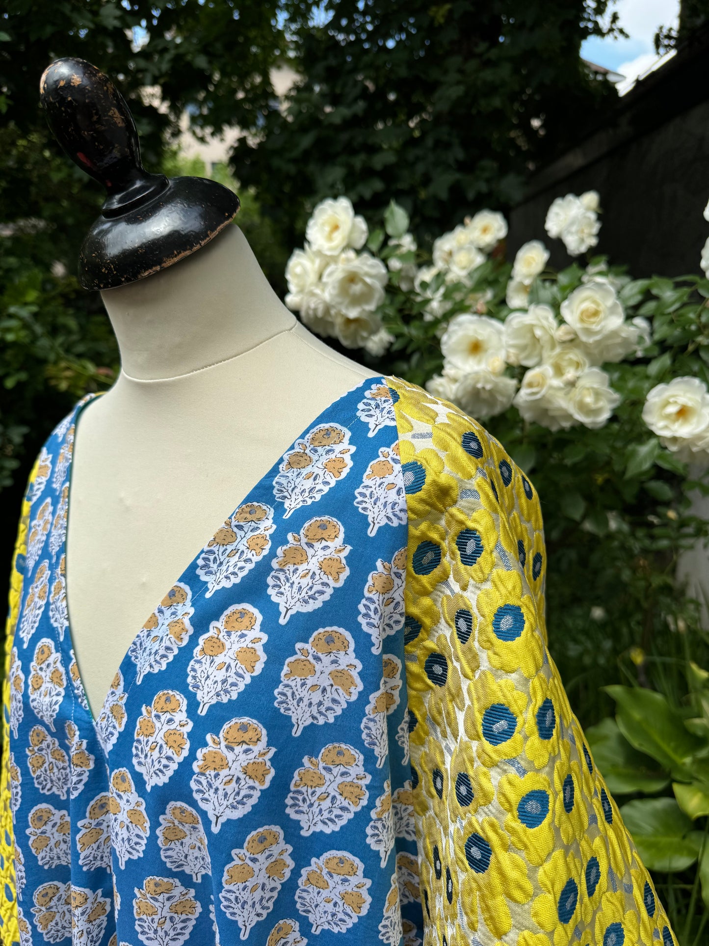 AA Magnifique robe en coton et manches à fleurs jaune