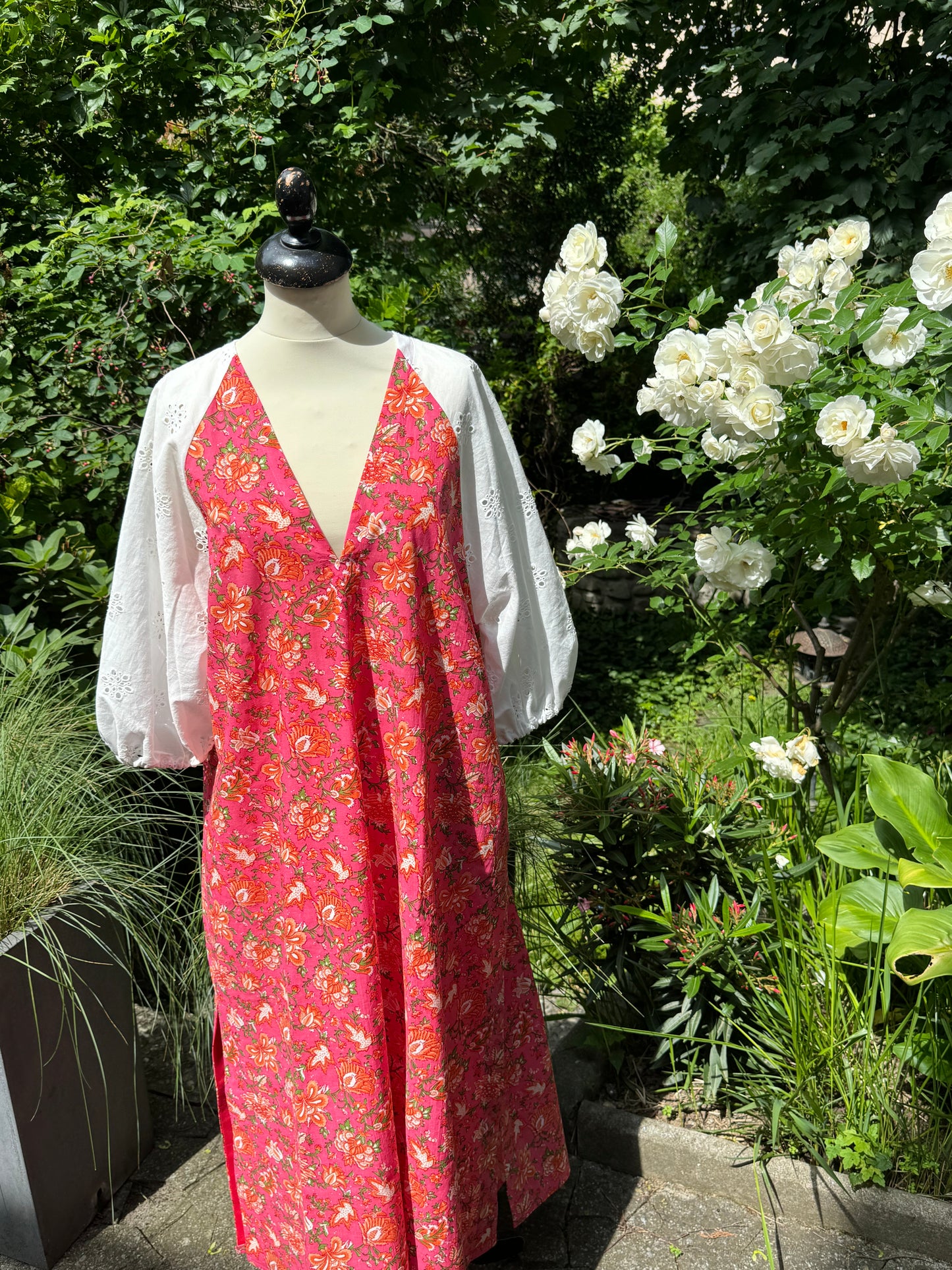 AA Robe en coton fleuri et manches en broderie anglaise