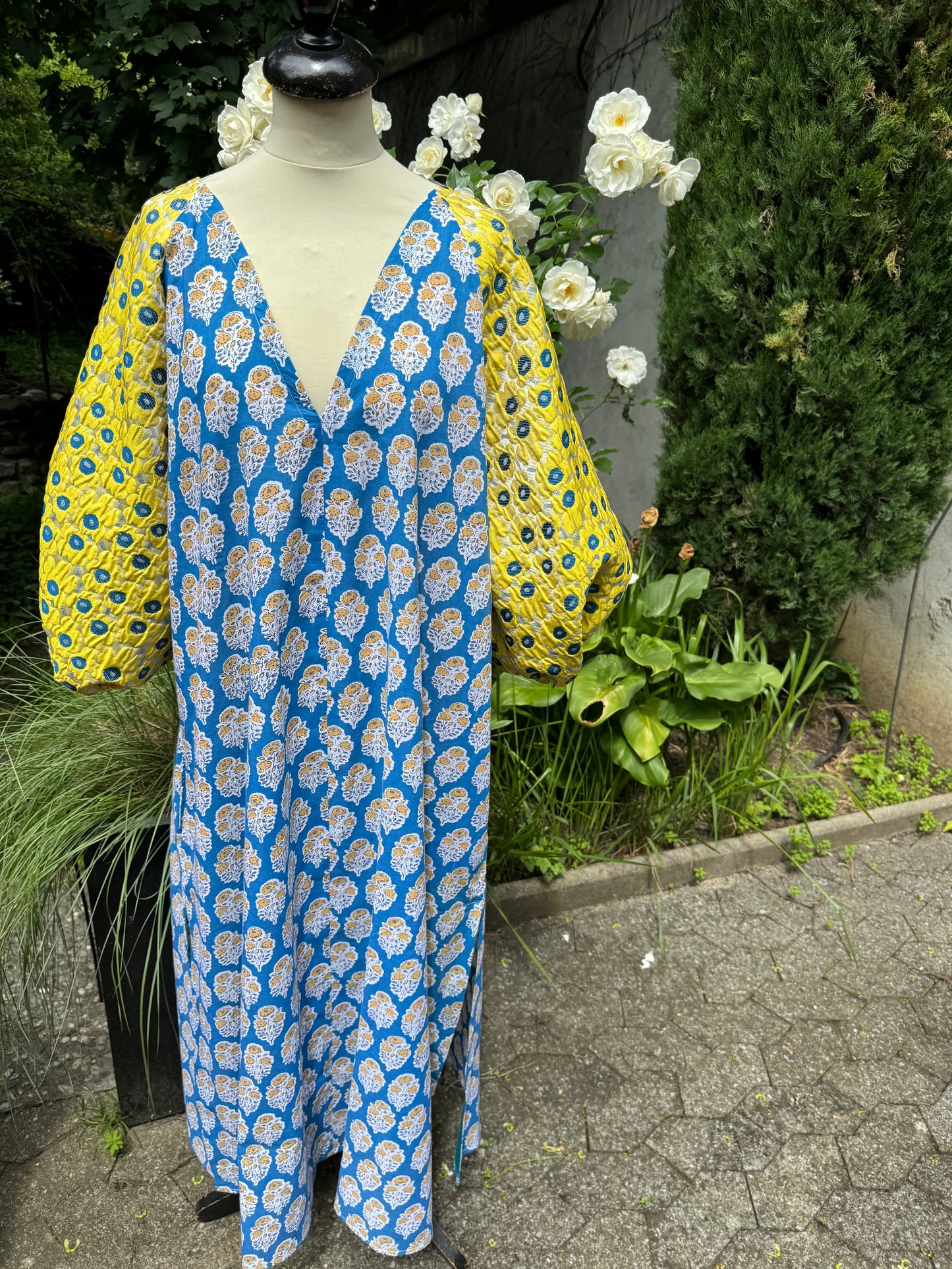 AA Magnifique robe en coton et manches à fleurs jaune