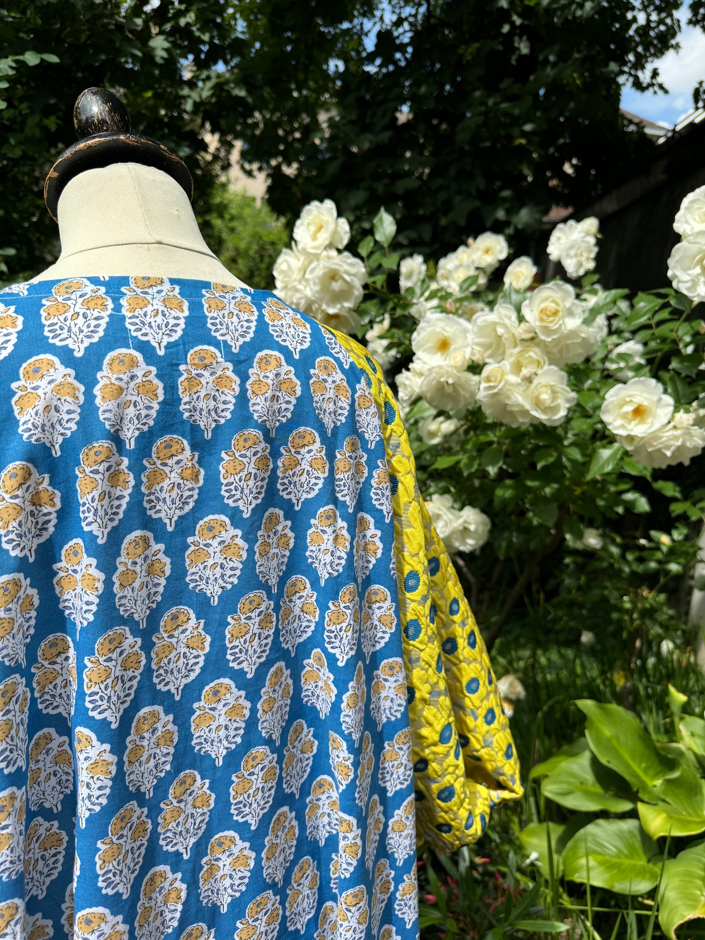 AA Magnifique robe en coton et manches à fleurs jaune